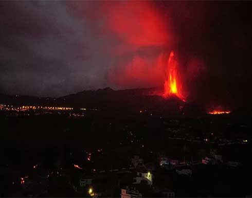 إجراءات جديدة في جزيرة لا بالما الإسبانية مع اقتراب الحمم البركانية من البحر إجراءات جديدة في جزيرة لا بالما الإسبانية مع اقتراب الحمم البركانية من البحر