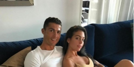 بالصور.. رونالدو مع صديقته على يخت فاخر.. ومايو أحمر يكشف حملها!