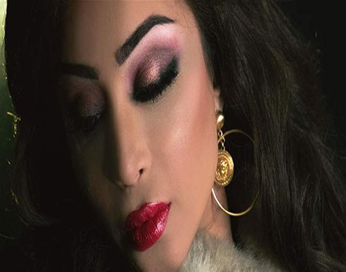فنانة خليجية تستعرض قوامها في غرفة ملابسها (فيديو) فنانة خليجية تستعرض قوامها في غرفة ملابسها (فيديو)