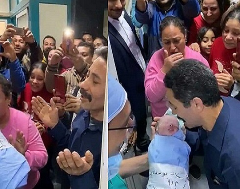 شاهدوا : فرحة مصري بمولوده الأول بعد 25 سنة زواج شاهدوا : فرحة مصري بمولوده الأول بعد 25 سنة زواج