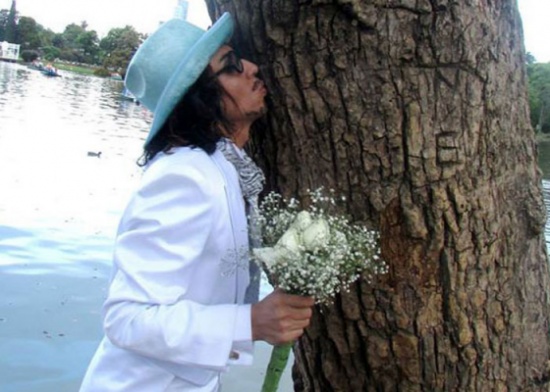 عاشق للطبيعة يعقد قرانه على شجرة للمرة الثالثة !