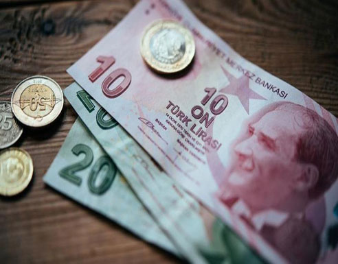 الليرة التركية بأدنى مستوى.. ووزير المالية: نتعرض لهجوم الليرة التركية بأدنى مستوى.. ووزير المالية: نتعرض لهجوم