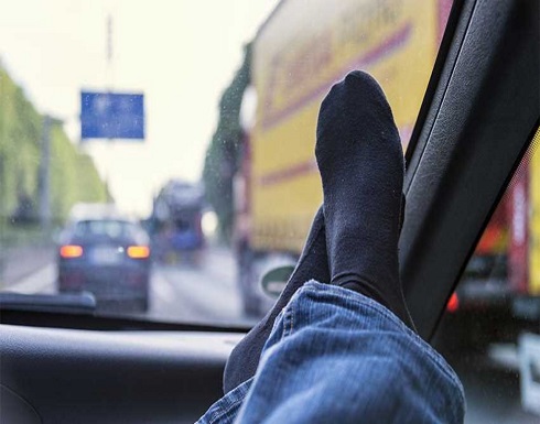 وضع القدم فوق طبلون السيارة يعرض حياتك للخطر وضع القدم فوق طبلون السيارة يعرض حياتك للخطر