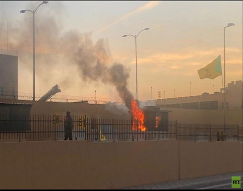 شاهد : محتجون يحرقون البوابة الثانية للسفارة الأمريكية في بغداد