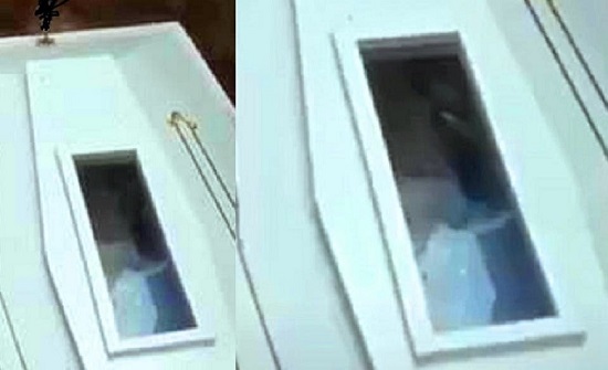 أندونيسيا: مقطع فيديو يكشف تحرك متوفي أثناء دفنه أندونيسيا: مقطع فيديو يكشف تحرك متوفي أثناء دفنه