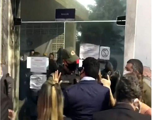 البرازيل : محتجون يحاولون اقتحام مستشفى لمنع إجهاض فتاة اعتدى عليها عمها البرازيل : محتجون يحاولون اقتحام مستشفى لمنع إجهاض فتاة اعتدى عليها عمها