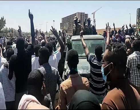 الجيش السوداني يطيح بالبشير ويعتقل مساعديه الجيش السوداني يطيح بالبشير ويعتقل مساعديه