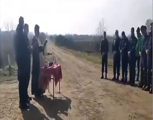 بالفيديو : قس "يبارك" الجنود اليونانيين الذين يمنعون اللاجئين من العبور بالفيديو : قس "يبارك" الجنود اليونانيين الذين يمنعون اللاجئين من العبور