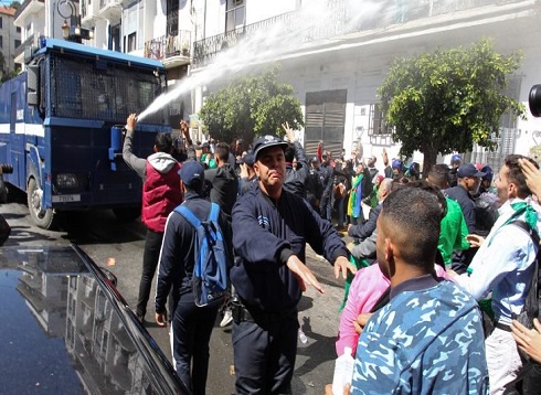 الجزائر.. مظاهرات حاشدة رفضا لتعيين بن صالح رئيسا مؤقتا ـ (فيديو) الجزائر.. مظاهرات حاشدة رفضا لتعيين بن صالح رئيسا مؤقتا ـ (فيديو)