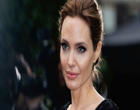 أنجيلينا جولي تُفاجئ مُعجبًا وَشَمَ وجهها على ذراعه أنجيلينا جولي تُفاجئ مُعجبًا وَشَمَ وجهها على ذراعه
