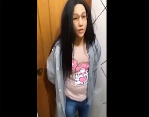 بالفيديو : سجين يحاول الهرب بزي نسائي ووجه مستعار! بالفيديو : سجين يحاول الهرب بزي نسائي ووجه مستعار!