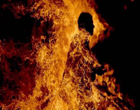 من أجل عشيقته .. شاب تونسي أشعل بنفسه النار أمام المارة بعدما فشل معها في هذا الأمر! من أجل عشيقته .. شاب تونسي أشعل بنفسه النار أمام المارة بعدما فشل معها في هذا الأمر!