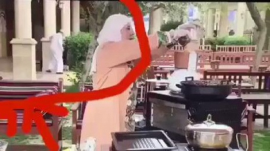 شاهد: في بث مباشر على الهواء لبرنامج طبخ.. وقعت هذه المفاجأة شاهد: في بث مباشر على الهواء لبرنامج طبخ.. وقعت هذه المفاجأة