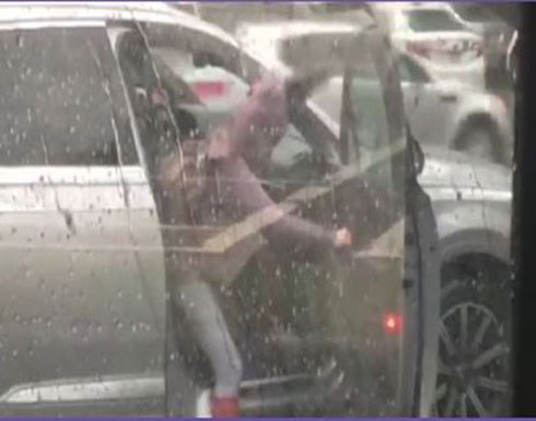 الرياح تضع فتاة في موقف محرج داخل سيارة (فيديو) الرياح تضع فتاة في موقف محرج داخل سيارة (فيديو)