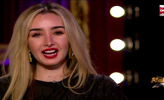 هنا الزاهد بلوك مختلف تماماً وزوجها يساندها بطريقته (صورة) هنا الزاهد بلوك مختلف تماماً وزوجها يساندها بطريقته (صورة)