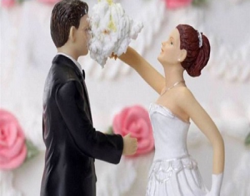 رجل يسحل زوجته لمحاولتها تخريب زفافه على أخرى رجل يسحل زوجته لمحاولتها تخريب زفافه على أخرى