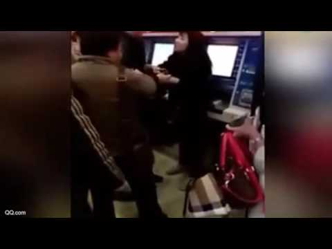 بالفيديو: رجل يضرب امرأة تخطت الطابور بمحطة المترو بالفيديو: رجل يضرب امرأة تخطت الطابور بمحطة المترو