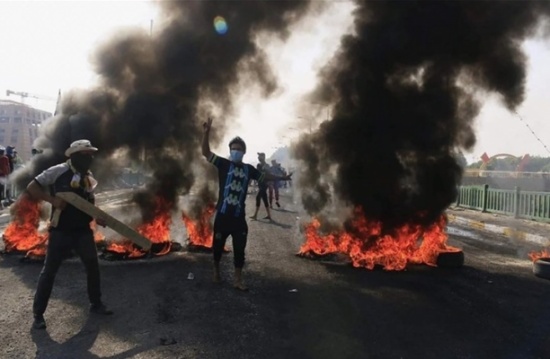 محتجون عراقيون بذي قار يغلقون 4 مؤسسات حكومية محتجون عراقيون بذي قار يغلقون 4 مؤسسات حكومية