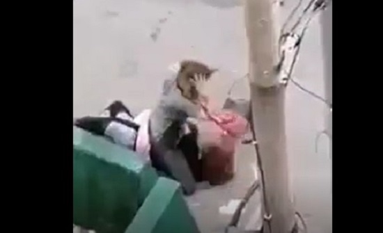 بالصور : مشاجرة نسائية شرسة بين فتاتين في الاردن بالصور : مشاجرة نسائية شرسة بين فتاتين في الاردن
