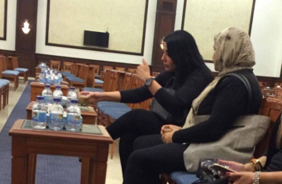 بالصور المسرّبة من عزاء والدها - شيرين تكسر هاتف واحدة من الحضور وحضور حراس شخصيين بالصور المسرّبة من عزاء والدها - شيرين تكسر هاتف واحدة من الحضور وحضور حراس شخصيين
