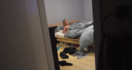 إمرأة تصوّر خيانتها لزوجها في منزله بـ السرير .. شاهدوا ماذا فعل !!