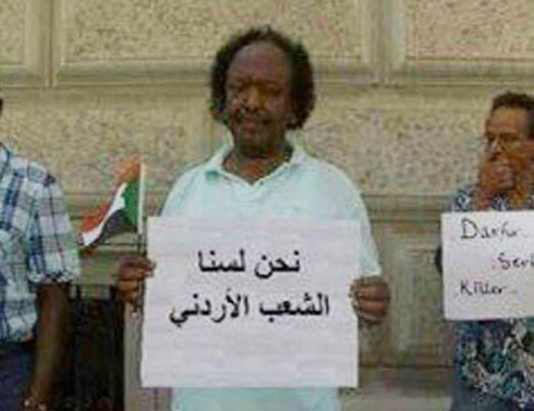 بالصورة .. الحراك السوداني يرفع شعار " نحن لسنا الشعب الأردني "