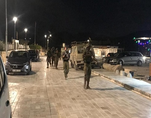 الاحتلال يعتدي على فلسطينية وابنها ويعتقله بالخليل .. بالفيديو الاحتلال يعتدي على فلسطينية وابنها ويعتقله بالخليل .. بالفيديو