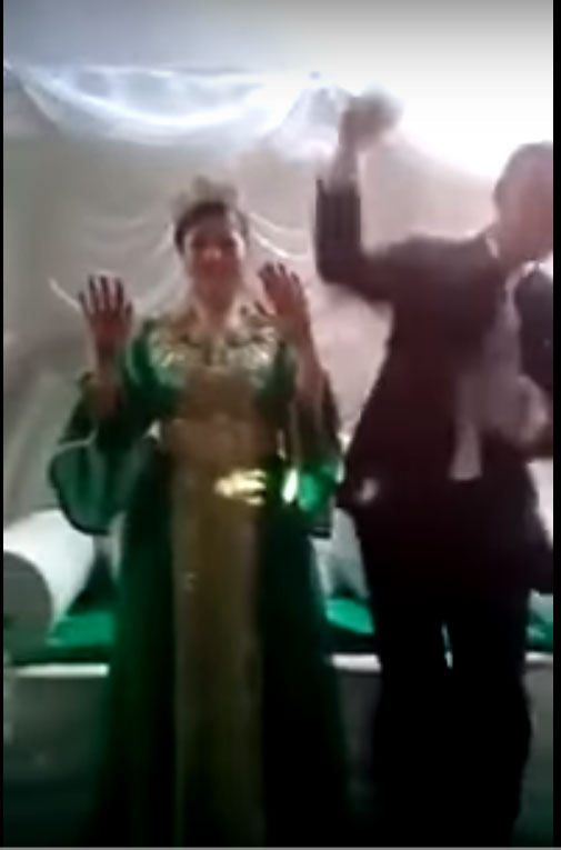 بالفيديو.. عريس يعبر عن سعادته بالزفاف بأداء حركات غريبة بالفيديو.. عريس يعبر عن سعادته بالزفاف بأداء حركات غريبة
