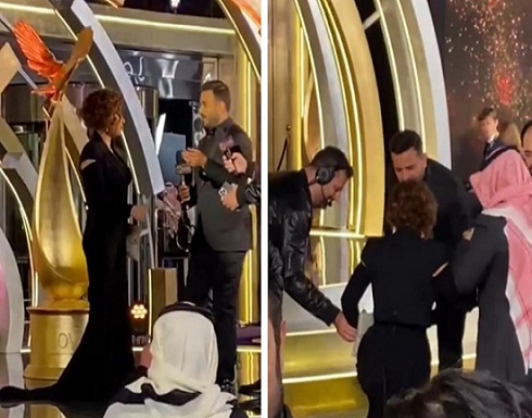 شاهد.. موقف محرج للفنانة أصالة بسبب فستانها في حفل Joy Awards شاهد.. موقف محرج للفنانة أصالة بسبب فستانها في حفل Joy Awards