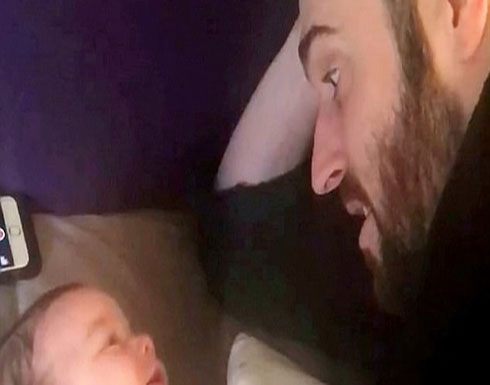 طفل بعمر 3 شهور يتحدث إلى أبيه في مشهد صادم .. فيديو طفل بعمر 3 شهور يتحدث إلى أبيه في مشهد صادم .. فيديو