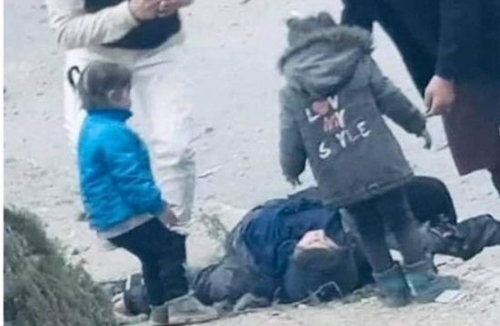 صدمة بأفغانستان من صراخ طفلين بتفجيرات كابول: "أمي انهضي" صدمة بأفغانستان من صراخ طفلين بتفجيرات كابول: "أمي انهضي"