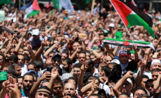 اردنيون يحتشدون على الحدود مع اسرائيل لنصرة الشعب الفلسطيني اردنيون يحتشدون على الحدود مع اسرائيل لنصرة الشعب الفلسطيني