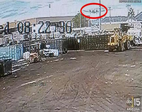 بالفيديو: طائرة تهبط في الشارع وتحطم سيارات بولاية أريزونا الأمريكية بالفيديو: طائرة تهبط في الشارع وتحطم سيارات بولاية أريزونا الأمريكية