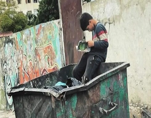 صورة أشعلت عاصفة.. طفل بمكب نفايات يقرأ كتابا في بيروت ! صورة أشعلت عاصفة.. طفل بمكب نفايات يقرأ كتابا في بيروت !