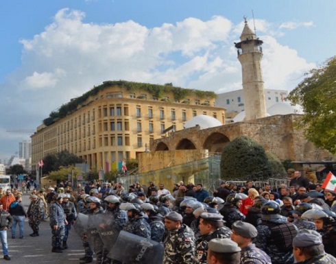محتجون يحاولون اقتحام مقر بلدية بيروت.. تدافع وحجارة محتجون يحاولون اقتحام مقر بلدية بيروت.. تدافع وحجارة