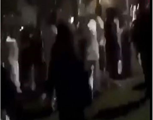 شاهد .. فتاة تشتبك مع مجموعة شباب بعصا شاهد .. فتاة تشتبك مع مجموعة شباب بعصا