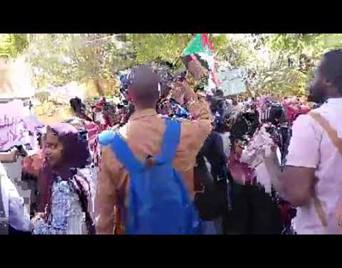 شاهد : من امام مقر تجمع المهنيين السودانيين وقفة احتجاجية شاهد : من امام مقر تجمع المهنيين السودانيين وقفة احتجاجية