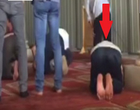 بالفيديو: مصري يُصلّي مخالفاً لقبلة جامع الأزهر ويكشف عن السبب