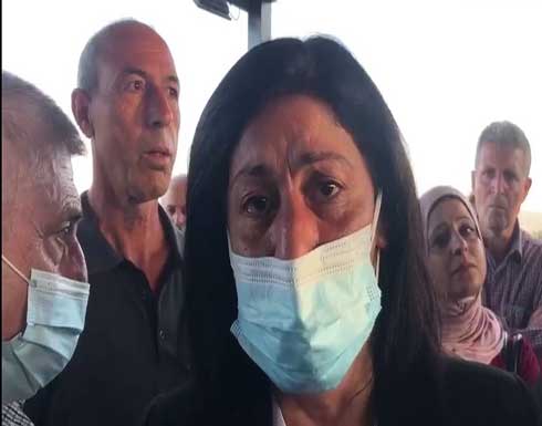 الأسيرة الفلسطينية المحررة خالدة جرار تبكي على قبر ابنتها سهى .. بالفيديو الأسيرة الفلسطينية المحررة خالدة جرار تبكي على قبر ابنتها سهى .. بالفيديو