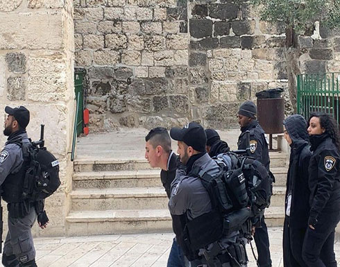 شاهد : الاحتلال يعتقل 5 فلسطينيين من المسجد الأقصى شاهد : الاحتلال يعتقل 5 فلسطينيين من المسجد الأقصى