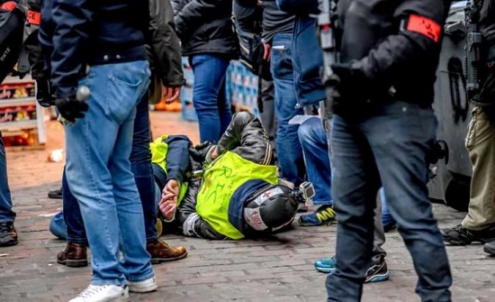الشرطة الفرنسية تعلن القبض على 34 شخصا خلال احتجاجات السترات الصفراء في باريس الشرطة الفرنسية تعلن القبض على 34 شخصا خلال احتجاجات السترات الصفراء في باريس