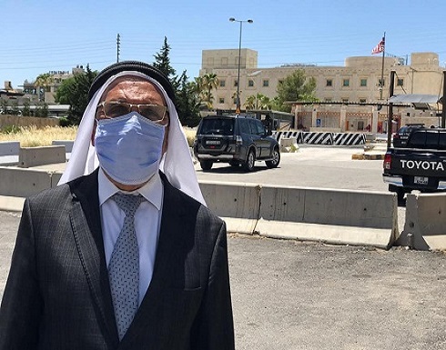 بالصور : نائب أردني وحيدا امام السفارة الامريكية بالصور : نائب أردني وحيدا امام السفارة الامريكية