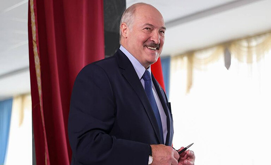 لوكاشينكو يؤدي اليمين الدستورية بعد انتخابات متنازع عليها في بيلاروس لوكاشينكو يؤدي اليمين الدستورية بعد انتخابات متنازع عليها في بيلاروس