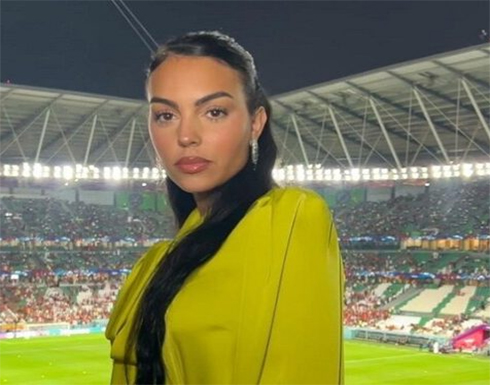 شاهد.. جورجينا واولادها يتابعون تدريبات رونالدو في ملعب النصر شاهد.. جورجينا واولادها يتابعون تدريبات رونالدو في ملعب النصر