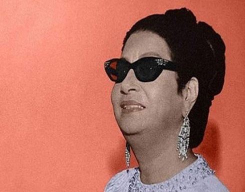 صورة نادرة لـ أم كلثوم خلال وضعها الماكياج وتسريح شعرها إستعداداً لحفلها صورة نادرة لـ أم كلثوم خلال وضعها الماكياج وتسريح شعرها إستعداداً لحفلها