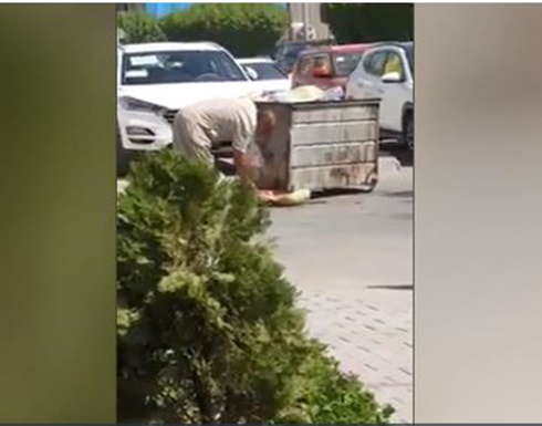 عراقي يأكل من القمامة يلهب صفحات التواصل.. وثورة ضد إيران .. بالفيديو عراقي يأكل من القمامة يلهب صفحات التواصل.. وثورة ضد إيران .. بالفيديو