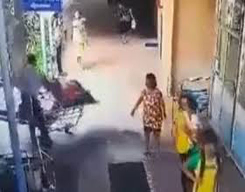 لحظة إسقاط مريضة أثناء نقلها داخل مستشفى (فيديو) لحظة إسقاط مريضة أثناء نقلها داخل مستشفى (فيديو)