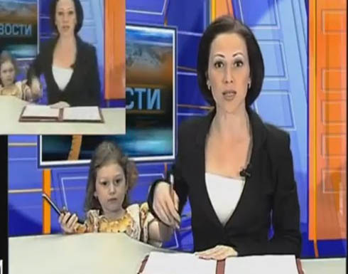 شاهد: طفلة تحرج والدتها المذيعة على الهواء