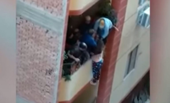 مصر.. ”سيدة البلكونة“ تكشف تفاصيل الواقعة وحقيقة اتهام زوجها بإلقائها (فيديو) مصر.. ”سيدة البلكونة“ تكشف تفاصيل الواقعة وحقيقة اتهام زوجها بإلقائها (فيديو)