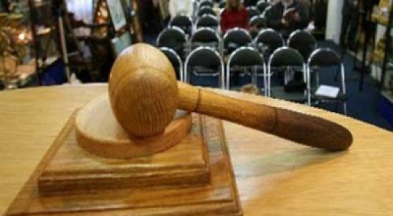 رجل يفاجأ بمزاد على أثاث منزله في غيابه!